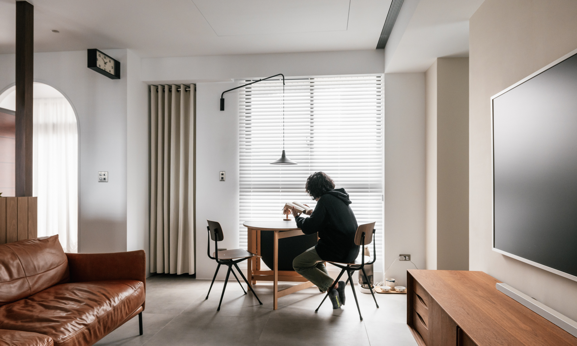 家人在圓桌邊互動，呈現 PHDS 住宅的生活情境