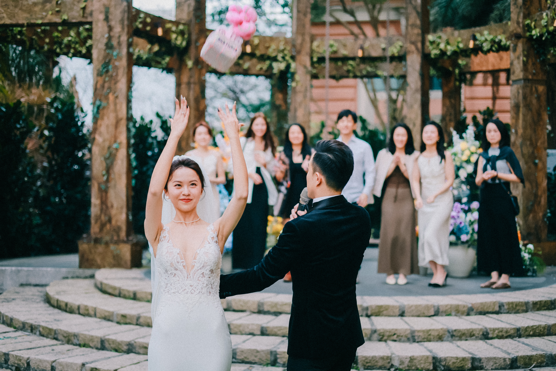 Jacob 與 Jenny 在親友祝福中走出證婚場地
