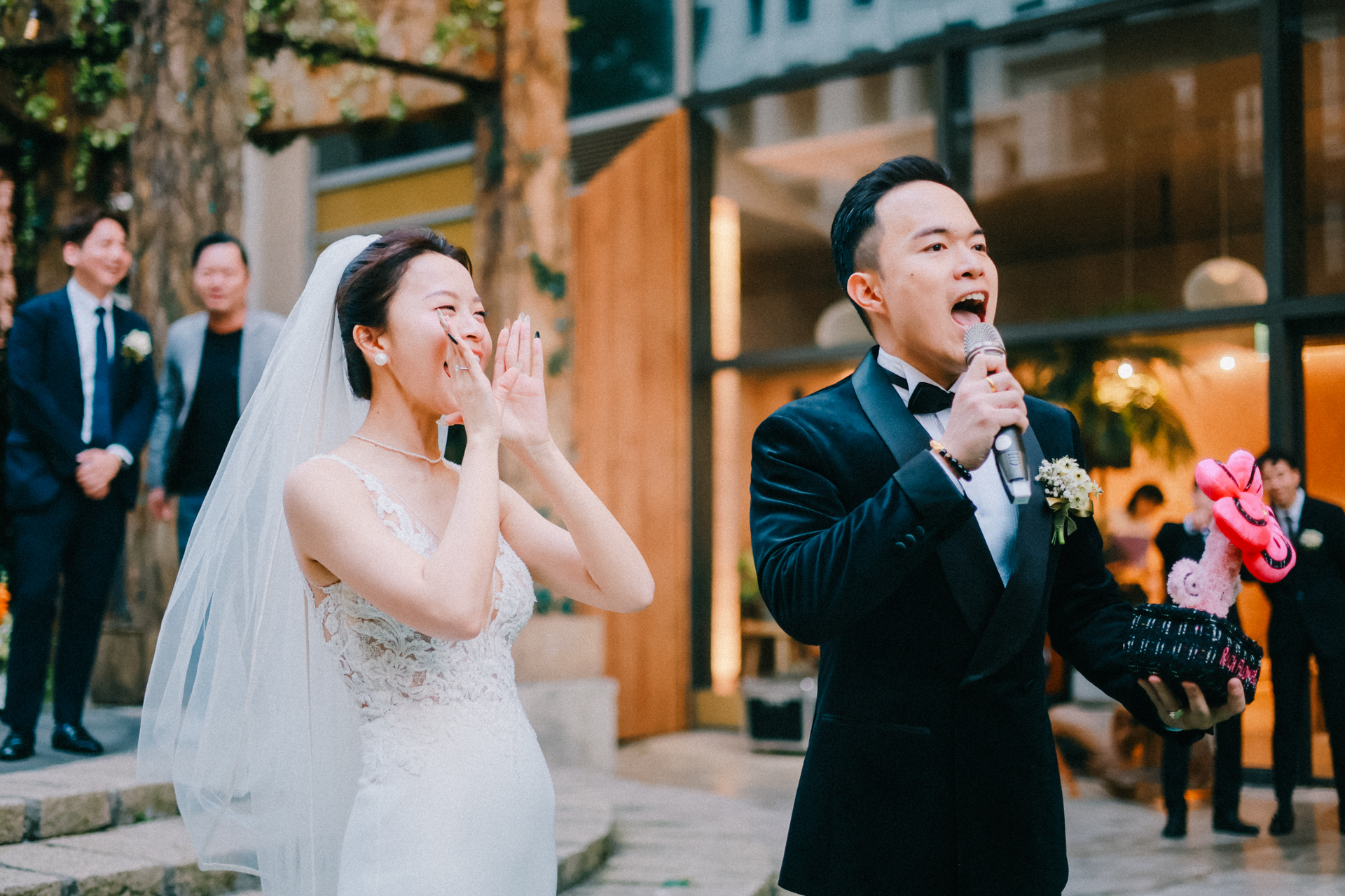 親友們歡笑祝福新人