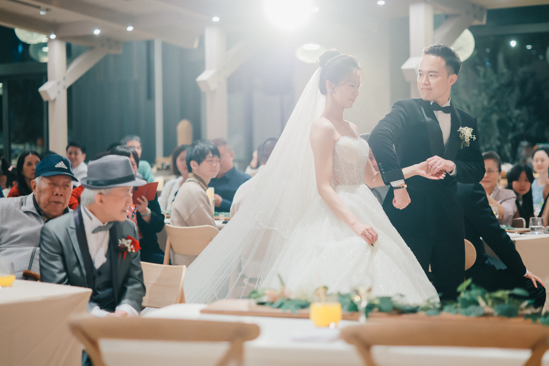 Jacob 與 Jenny 在 Chalet V 婚宴進場時牽手走過賓客席