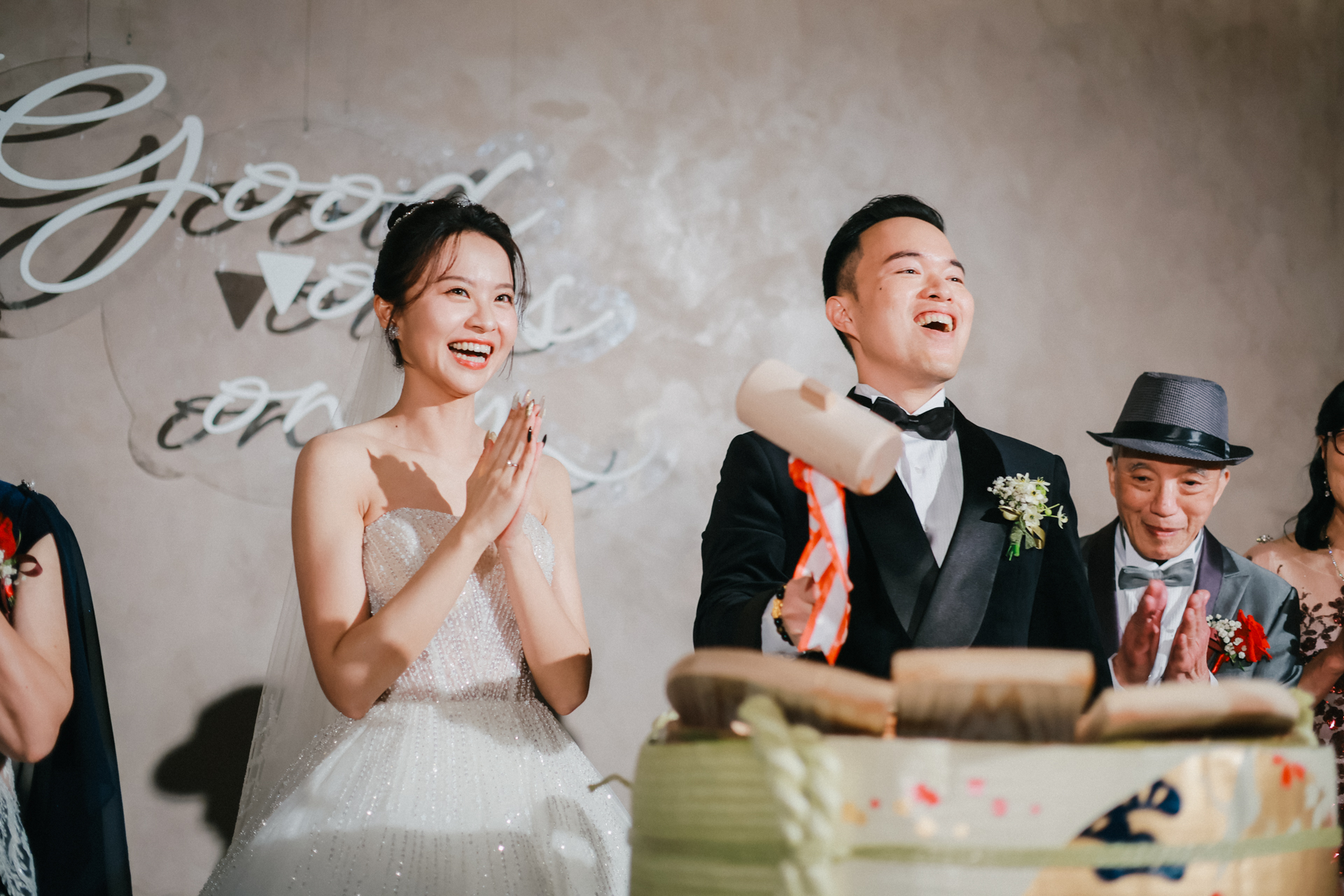 新娘在戶外證婚儀式中