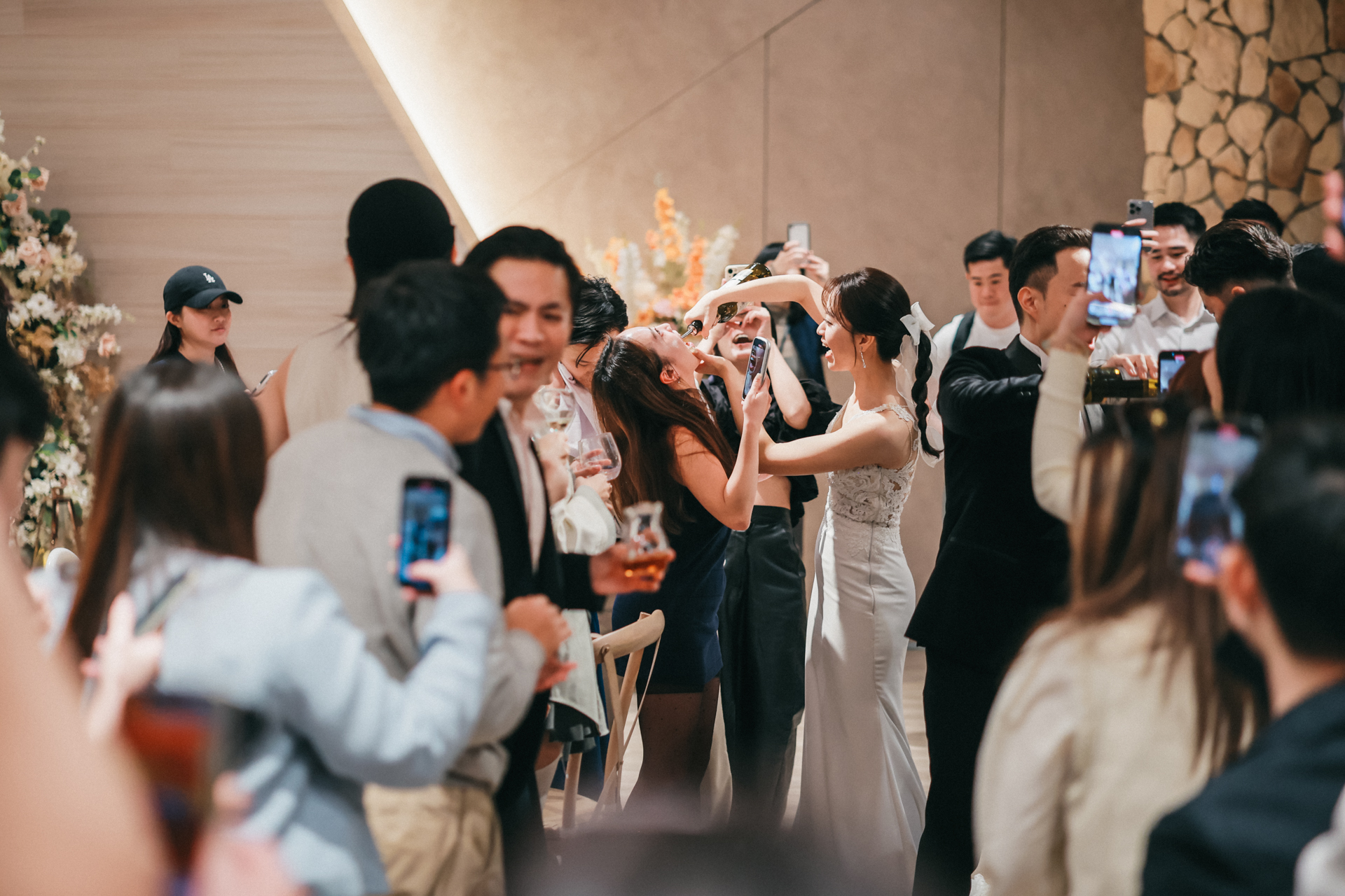 Jacob 與 Jenny 在親友祝福中走出證婚場地