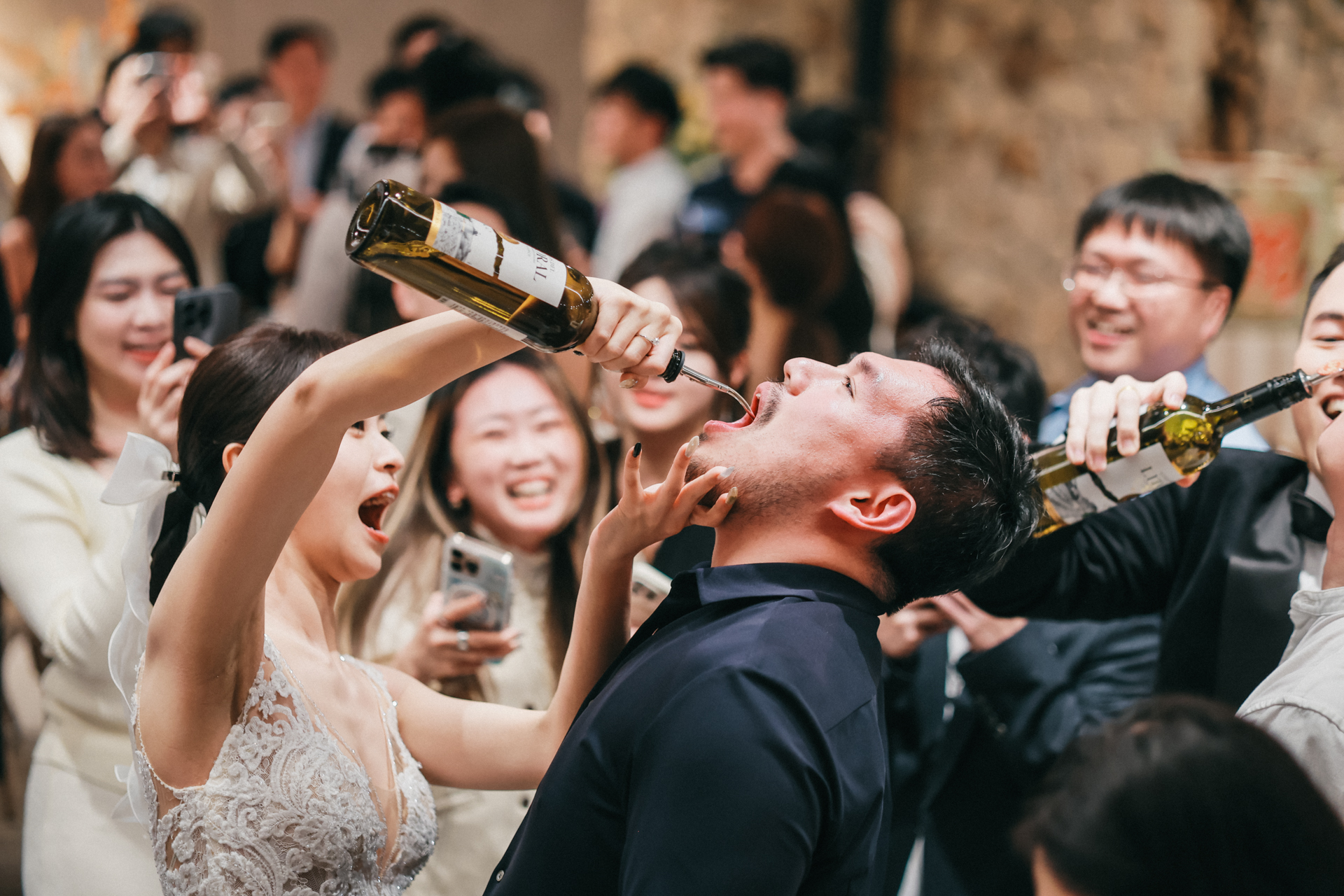 親友們歡笑祝福新人
