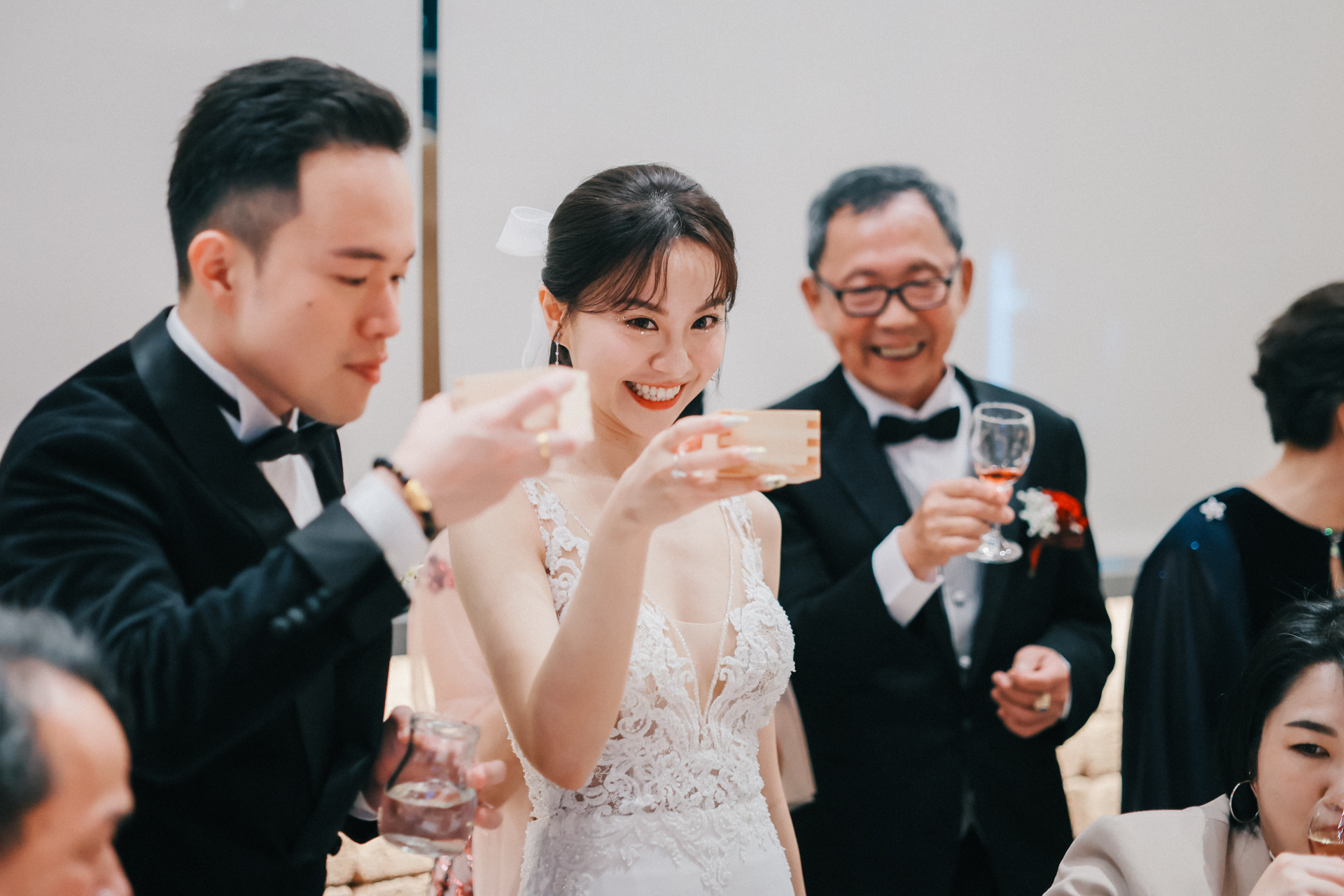 新人在婚禮現場開心互動
